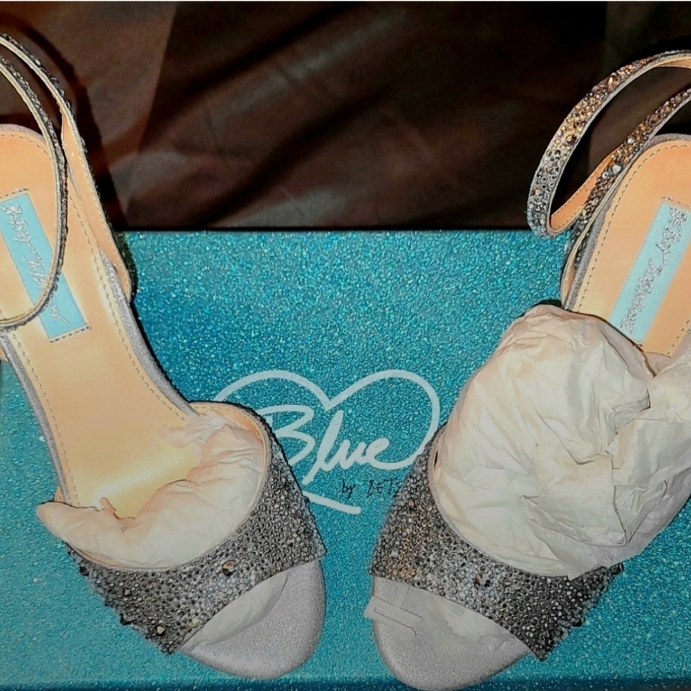 ❌ SOLD ❌ Betsey Johnson Silver Glitter heels wedges with Rosette Embellishment